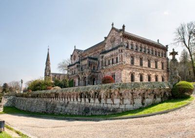 PALACIO DE SOBRELLANO CON LA CAPILLA DE FONDO EN COMILLAS